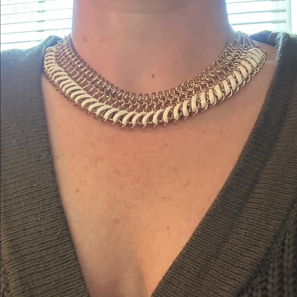 Elegant Gold and White Chain Necklace - Picture 3 of 10